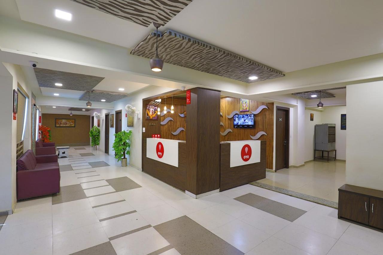 Oyo 9238 Hotel Meet Palace Naroda Ngoại thất bức ảnh
